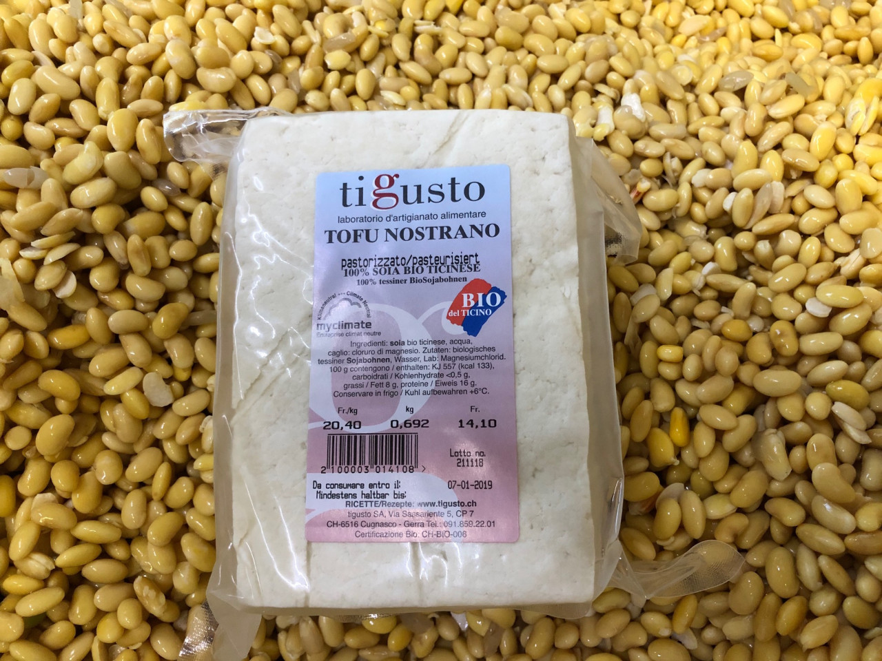 Dalla materia prima al prodotto finito: da 1 kg di fagiolini di soia secca si ottengono circa 2 kg di tofu fresco.