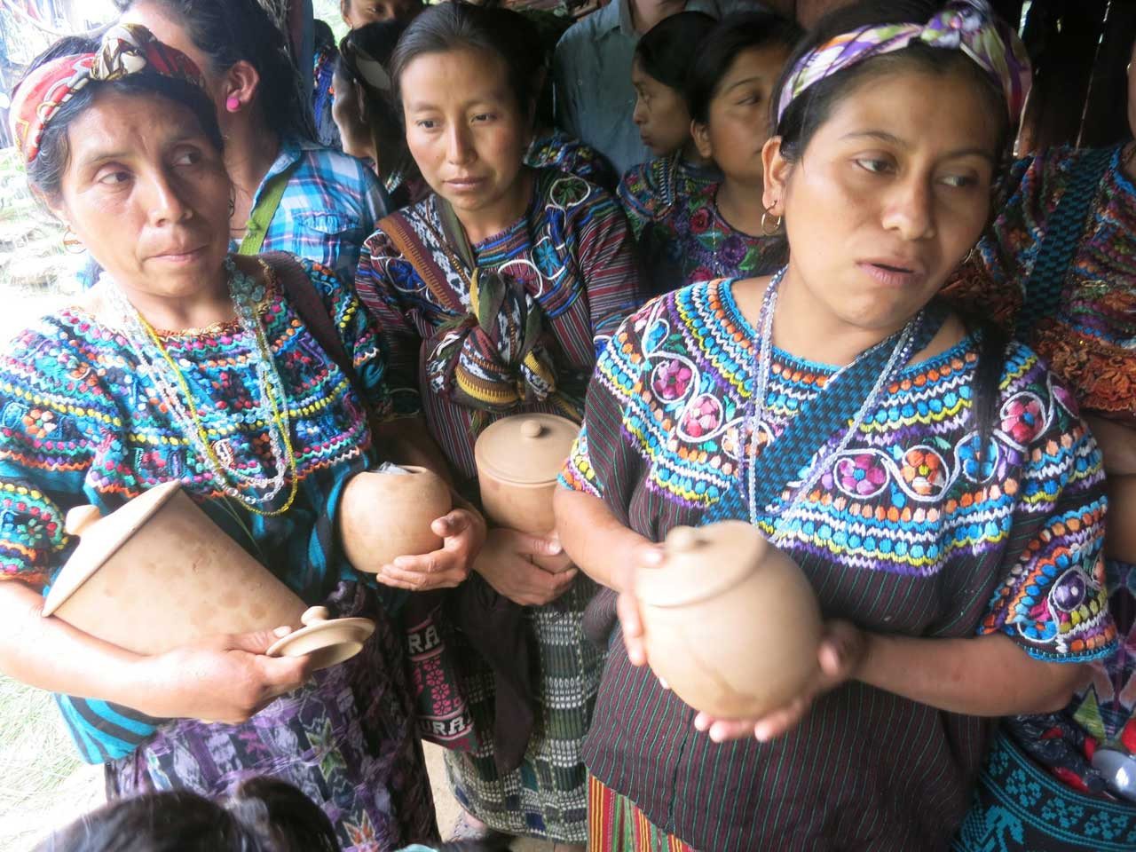 In Guatemala le donne custodiscono le sementi tradizionali in contenitori di argilla.