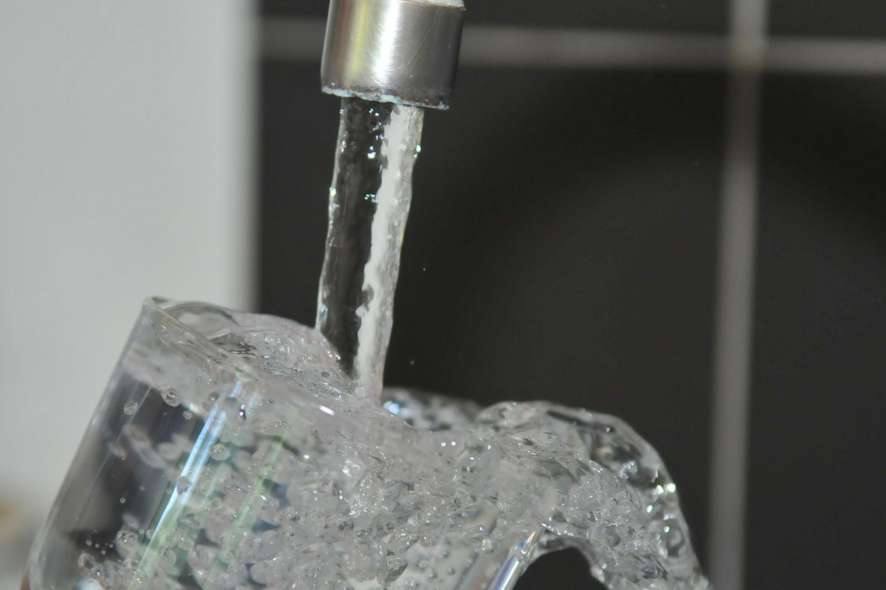 Acqua del rubinetto: di ottima qualità, abbondante e a portata di mano.