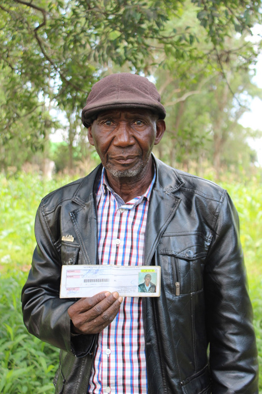 Lo zio di Mutombo mostra la patente di guida del nipote.