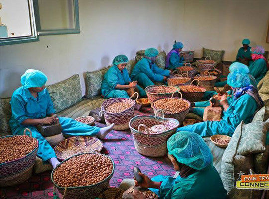 Gie Targanine è formata oggi da oltre duecento donne, divise in sei cooperative di villaggio, che lavorano l’olio d’argan per diversi utilizzi.
